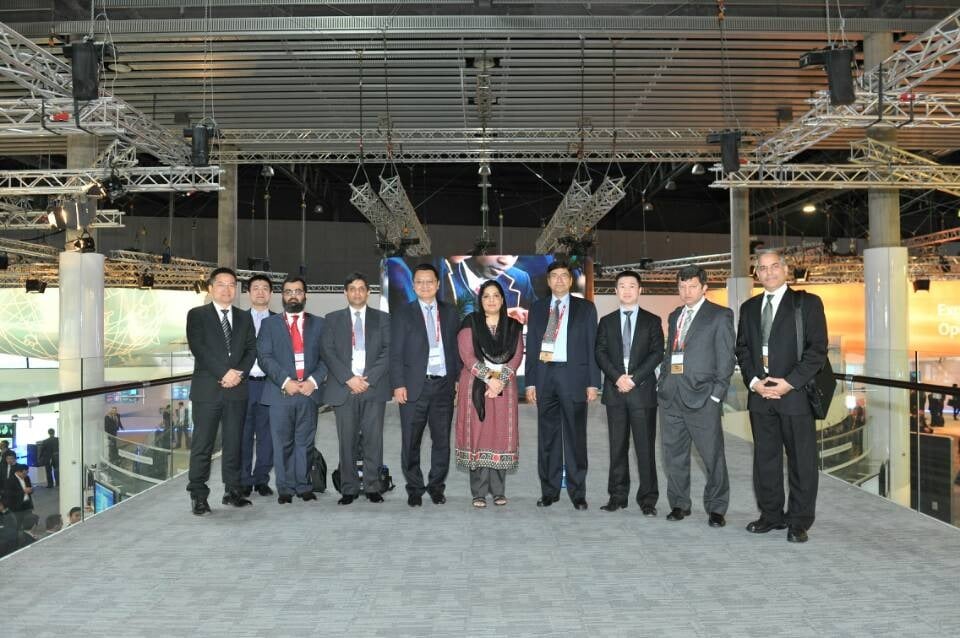 Pakistani Minister & IT delegation visit Huawei booth at MWC