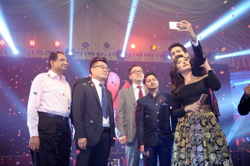 Ali Safina and Hira Tareen taking selfie with Huawei officials