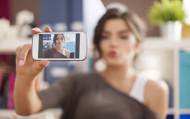 Here Are The 5 Best Beauty Apps for Selfie Addicts