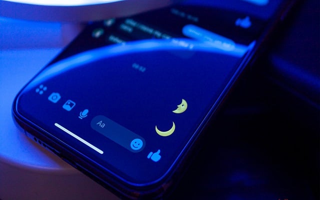 Now Sending Moon Emoji Will Let You Enable Messenger's Dark Mode