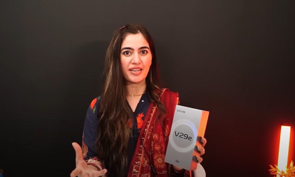Moina Shah from Phone World praised the V29e 5G