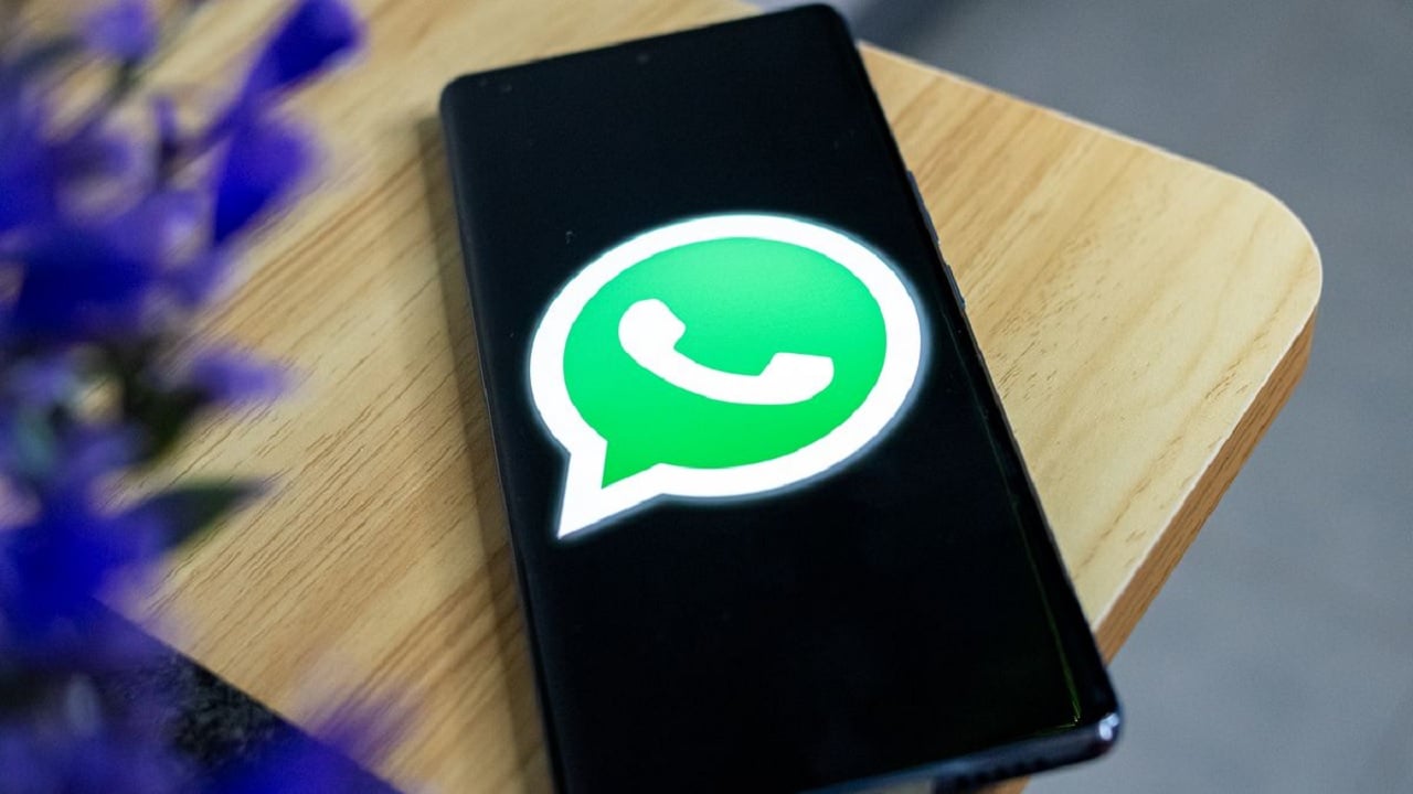 WhatsApp Swipeable Navigation Bar is Finally Official